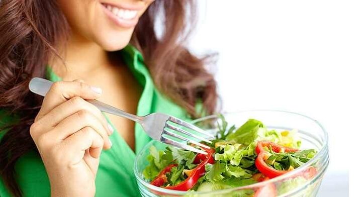 girls eat vegetable salads on a protein diet