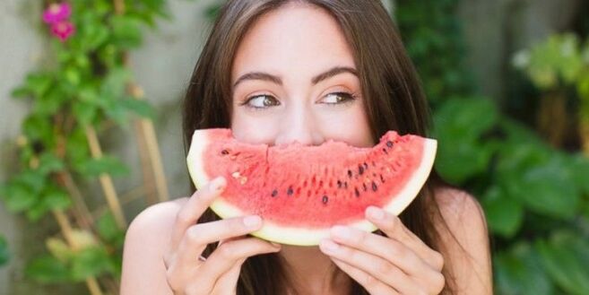 girls eat watermelon to lose weight