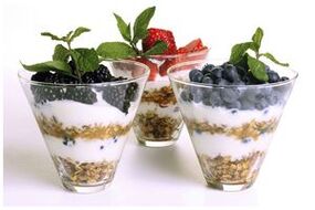 oats with yogurt and berries for proper nutrition and weight loss